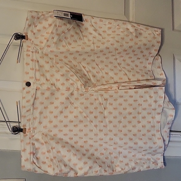 NWT Briggs Perfect Fit Waistband 24W Shell Print Bermuda Walking Shorts. - Picture 2 of 12